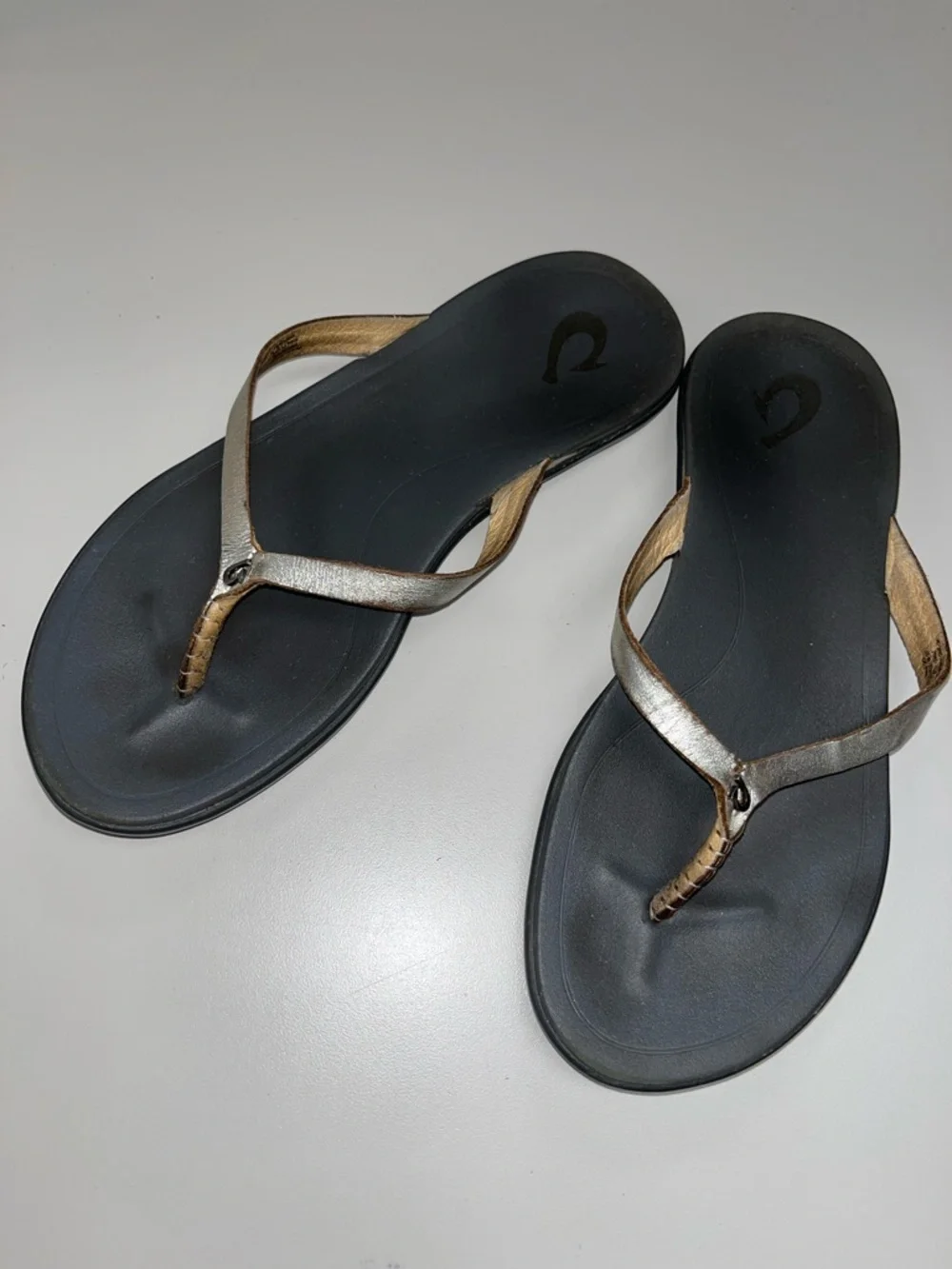 OluKai Metallic Gold Strap Gray Footbed Sandals Size 7